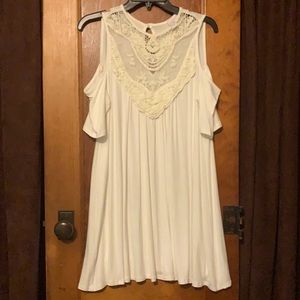Open shoulder, tunic w/lace detail. Like new!